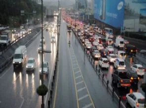 İstanbul'da yağış trafiği aksatıyor