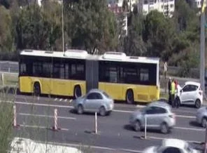 Metrobüs otomobile çarptı
