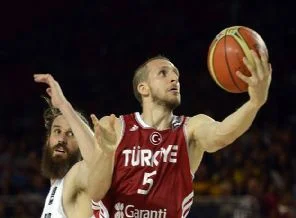 Milliler son maçı oynamadan turladı!