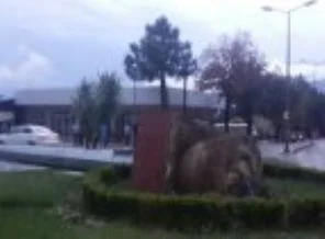 Rüzgar, dev bayrak direğini yıktı