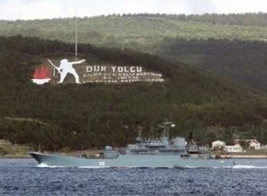 Savaş gemileri Boğaz'dan geçti