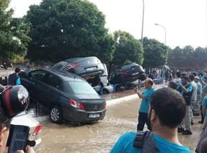 Sel onlarca aracı sürükledi