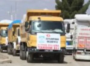 Suriyelilere 3 kamyon yardım