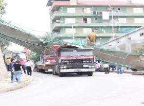 TIR üst geçidi yıktı