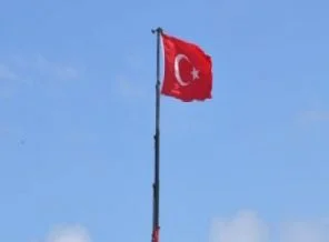 2 ilde Türk Bayrağı'na saldırı!