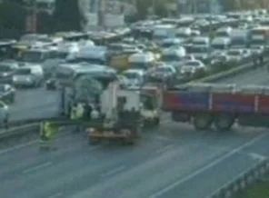D-100'de kaza trafiği felç etti