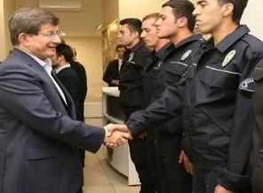 Davutoğlu polislerle bayramlaştı