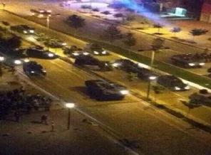 Diyarbakır'da askerler zırhlı araçlarla şehre indi