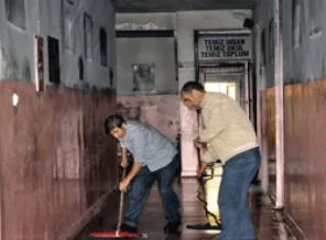 Diyarbakır'da bir okul daha ateşe verildi