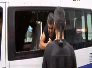 Ekip otosunun camını kafa atarak kırdı