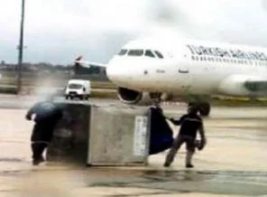 Havalimanında kargo araçları çarpıştı!