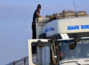İki kentte patlayıcı yüklü kamyon alarmı