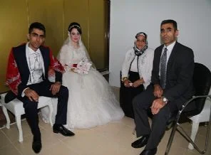 IŞİD'in elinden kurtarıldı, o da evlendirdi