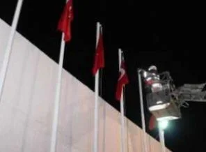 İzmir'de Türk bayrağını indirme girişimi