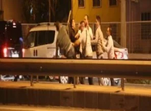 Kaza yapan sürücüler karayolunu birbirine kattı