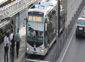Metrobüs yolunda ölümlü kaza!
