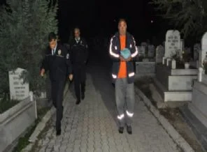Mezarlıkta ölü bebek bulundu
