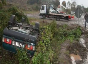 Otomobil su kanalına uçtu: 1'i çocuk 3 yaralı