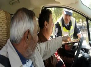 Polisten sürücülere ceza yerine şeker