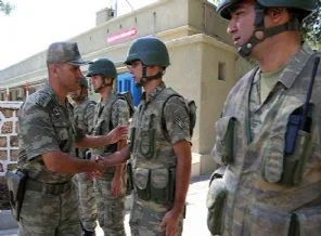 Sınırda asker bayramlaştı