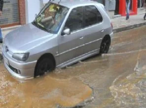 Su borusu patladı, otomobil çukura düştü