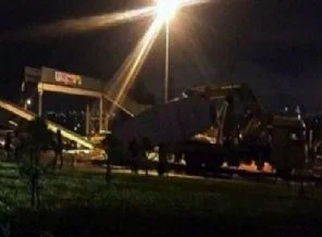 Vincin çarptığı üst geçit çöktü!