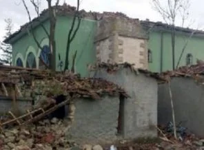 Yıldırım düştü, caminin minaresi yıkıldı