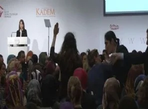 Bakan'ın konuşmasını bitirmesine sabredemedi