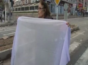 Beyaz örtüsüyle olayların arasında çağrı yaptı