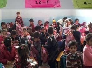 Bu okulda 4 öğrenci bir sırayı paylaşıyor