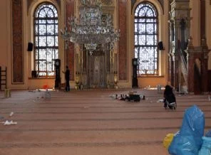 Cami bekçisi Gezicileri yalanladı: Sarhoştular