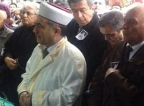 CHP'li vekil namaz kıldırdı