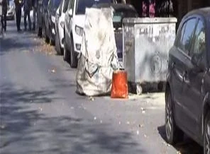 Çöp kutusuna atılan havai fişek barutu patladı