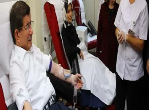 Davutoğlu ve eşinden 10 Muharrem'de anlamlı bağış