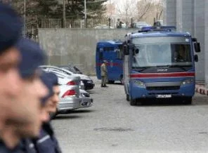 Diyarbakır'da 2 PKK'lı tutuklandı