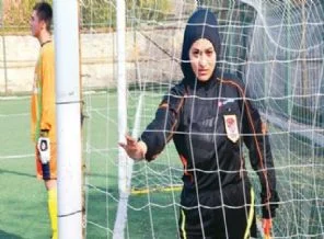 İşte Türkiye'nin ilk başörtülü hakemi
