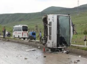 Öğrencileri taşıyan otobüs yan yattı: 43 yaralı