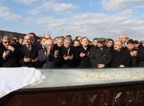 Şahin eşini gözyaşları ile uğurladı