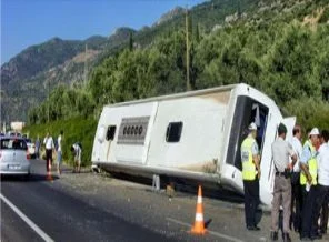Yolcu otobüsü devrildi: Çok sayıda yaralı