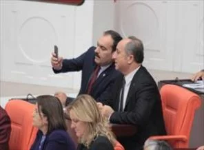 AK Partililer telefonlarına sarıldı