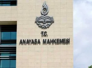 Anayasa Mahkemesi'nden iki partiye logo yasağı