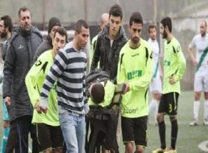 Ayağı kırılan futbolcuyu 'bank'la taşıdılar