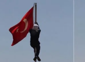 Bayrak indirmeye 26 yıl istendi