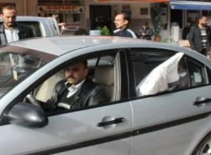 Cenazeyi aracın arka koltuğunda böyle taşıdılar