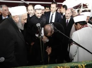 Cumhurbaşkanı Erdoğan o ismin elini öptü!