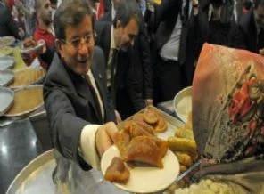 Davutoğlu vatandaşlara tatlı dağıttı