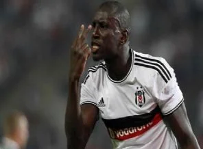 Demba Ba çok sinirli!