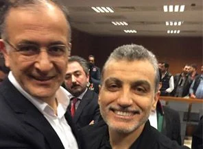 Dumanlı ve Karaca mahkeme salonunda bu pozu verdi