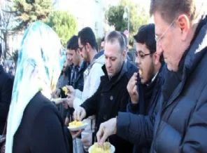 Erdoğan'a evinin önünde ananaslı destek