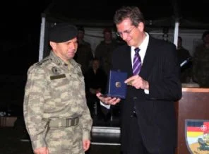 Gauck'dan, Türk komutana şeref madalyası